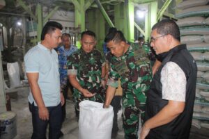Dandim dampingi Aster Kasdam IM dan Kabulog Provinsi cek beras di Gudang penggilingan Padi