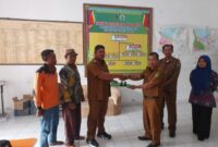 'Foto Mantan Pj Penghulu Ahmad Yunus SPd Menyerahan Dokumen Kepada Datuk Penghulu Dwi Rimawan Didampingi Stat dan Masyarakat