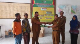 'Foto Mantan Pj Penghulu Ahmad Yunus SPd Menyerahan Dokumen Kepada Datuk Penghulu Dwi Rimawan Didampingi Stat dan Masyarakat