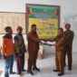 'Foto Mantan Pj Penghulu Ahmad Yunus SPd Menyerahan Dokumen Kepada Datuk Penghulu Dwi Rimawan Didampingi Stat dan Masyarakat