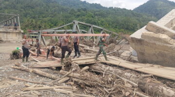Personel Gabungan TNI-Polri, Damkar, Relawan Bersama Masyarakat Pining Bangun Jembatan Gantung Penghubung Desa