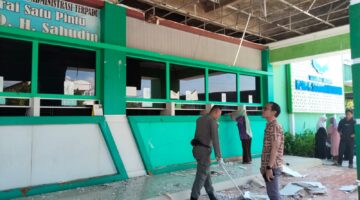 Plafon Teras Depan Ruangan Instalasi Bedah Sentral RSUD H Sahudin Ambruk