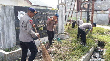 Melalui Gerakan Indonesia Asri, Brimob Aceh Bersihkan Terminal Kuta Panjang