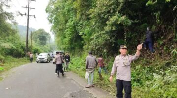 Wujudkan Destinasi Wisata Bersih,Polsek Berastagi Berpartisipasi Ikut Kerja Bakti Jalur Wisata Semangat Gunung