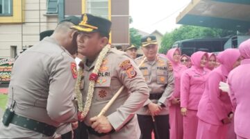 PEDANG PORA DAN ISAK TANGIS WARNAI PELEPASAN AKBP YULHENDRI, KAPOLRES AGARA RESMI BERGANTI