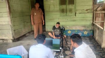 Camat Bukit Tusam Bersama Disdukcapil Aceh Tenggara Jemput Bola Layani Warga Disabilitas