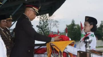 Kapolres Karo Pimpin Upacara Penurunan Bendera HUT ke-81 RI di Lapangan Samura Kabanjahe