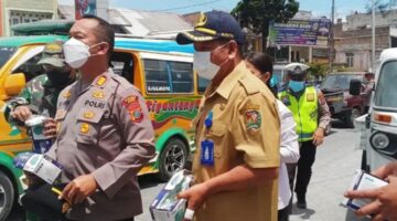 Forkopimca Berastagi Bagikan 500 Masker kepada Masyarakat Terdampak Debu Vulkanik Gunung Sinabung