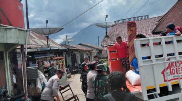 320 Warga Kuta Tengah Dievakuasi Imbas Erupsi Gunung Sinabung