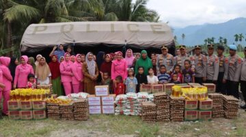 Bersama Bhayangkari, Kapolres Aceh Tenggara Ulurkan Kepedulian Kepada Masyarakat Terdampak Banjir