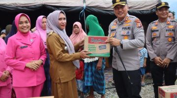 Bersama Bhayangkari, Kapolres Aceh Tenggara Ulurkan Kepedulian Kepada Masyarakat Terdampak Banjir