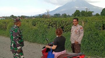 Sinergitas TNI-Polri, Polsek Simpang Empat Berikan Imbauan Keselamatan kepada Masyarakat Pasca Erupsi Gunung Sinabung