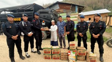 JUMAT BERKAH BRIMOB POLDA ACEH, BERBAGI DAN MEMBANTU MASYARAKAT TERDAMPAK BANJIR DI GAYO LUES