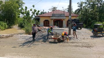 Peduli Keselamatan Pengguna Jalan, Kanit Samapta Polsek Bambel Bersama BPJN Perbaiki Jalan Berlubang di Kuning I