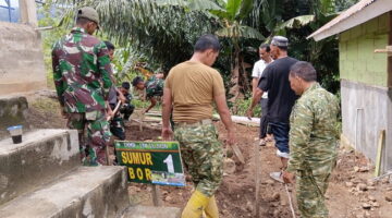 Satgas TMMD Ke-130 dan Warga Membuat Sumur Bor untuk Masyarakat Desa Kampung Pepelah dan Kampung Gajah